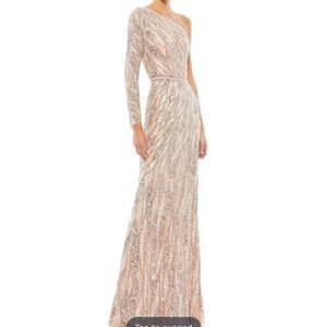 Mac duggal dress
Size 6